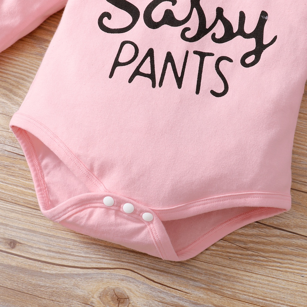 Bộ đồ Mikrdoo áo liền quần màu hồng tay dài hoạ tiết chữ và quần hoa xinh xắn cho bé yêu