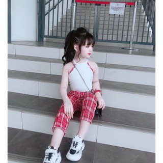 Set cổ yếm quần kẻ lửng bé gái