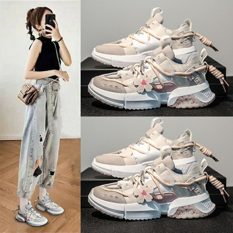 Sneaker có gắn hoa anh đào