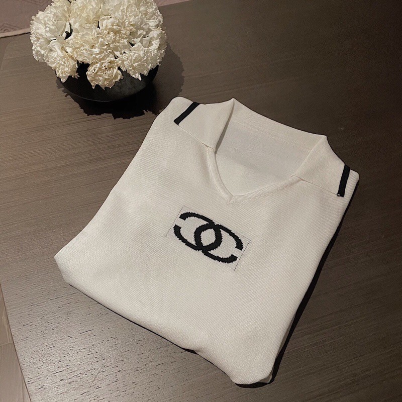 Áo len mỏng dệt kim Chanel CN thiết kế cổ chữ V in logo trước ngực tay bo viền siêu xinh