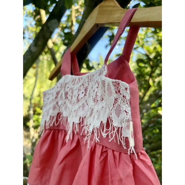 Đầm thô 2 dây phối ren điệu đà cho bé