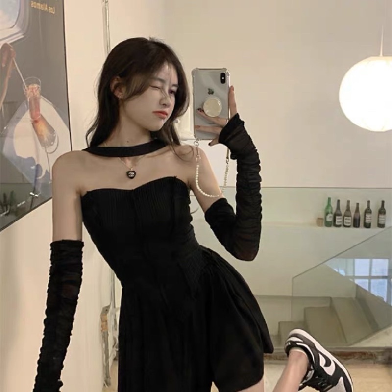 Áo choker trễ vai màu đen và xanh tay dài