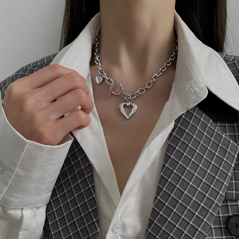 Vòng cổ Bằng Thép Titan Mặt Trái Tim Rỗng Màu Bạc Thời Trang Cho Nữ