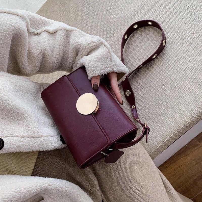 Mẫu túi da thiết kế đơn giản mà sang chảnh với điểm nhấn quai đeo tạo cảm giác mới lạ 🖤 | BigBuy360 - bigbuy360.vn