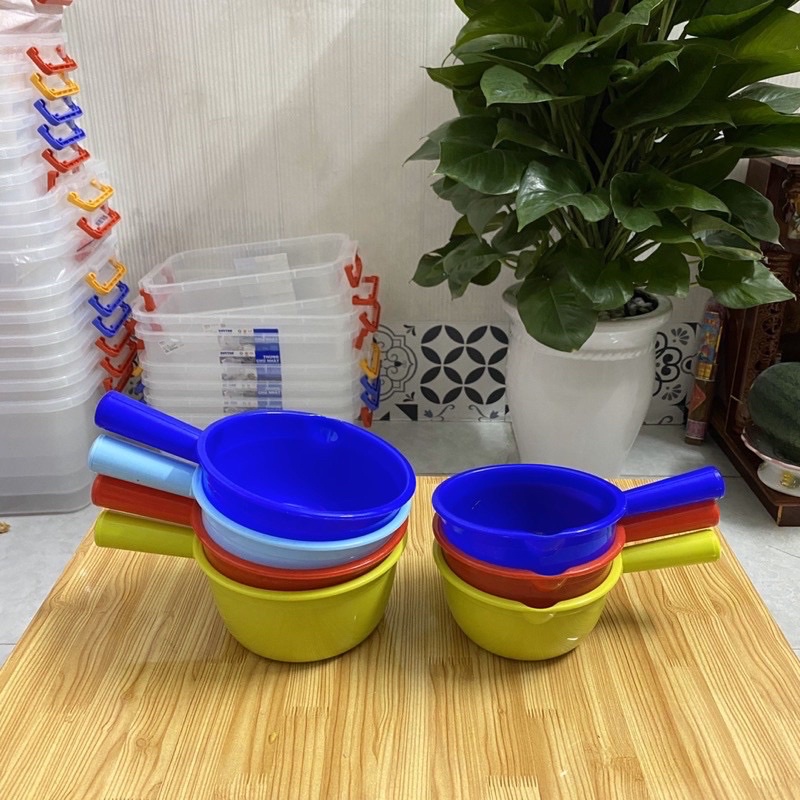 Gáo Nhựa Múc Nước Cán Tròn