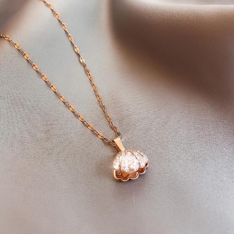 Vòng cổ mặt hình vỏ sò bằng thép mạ vàng 18K đính hạt ngọc trai dành cho nữ