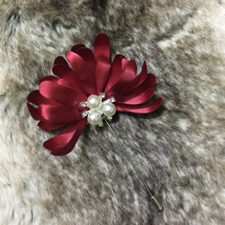 Trâm cài áo hoa cúc đỏ