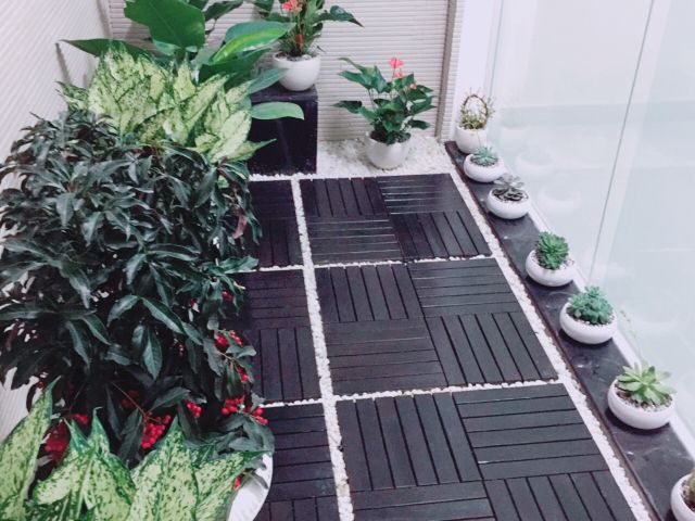 8 tấm ván sàn gỗ lót ban công