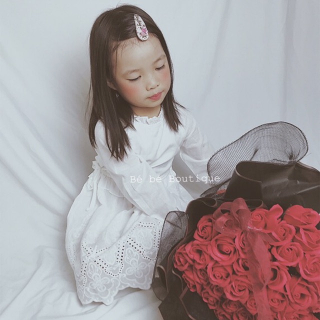 VÁY TRẮNG BÉ GÁI TAY BO