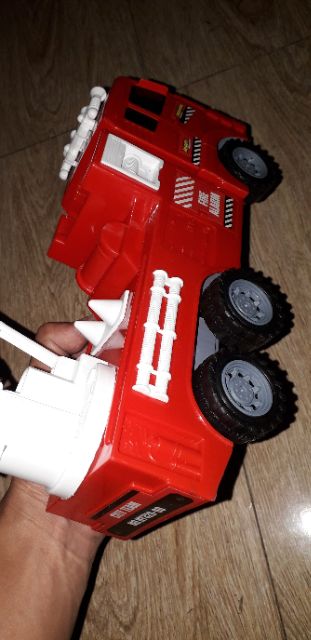 Chiếc xe thang mô hình chạy chớn kích thước 30x14x10cm bằng nhựa