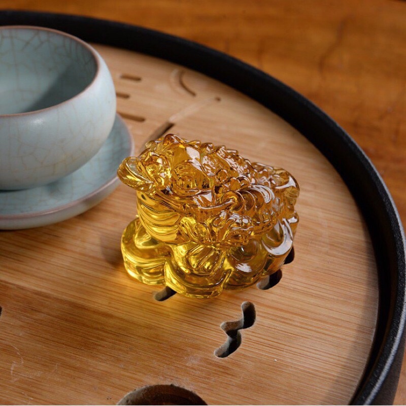 Cóc Ngậm Tiền Vàng 3 chân con Thiềm Thừ bằng Thủy Tinh Pha Lê , giúp tăng cường tài lộc , bình an , hạnh phúc