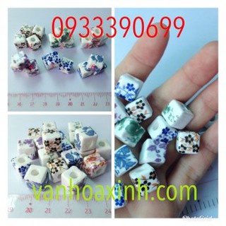 2 hạt gốm vuông cạnh 1.1cm lỗ xỏ 4mm rs265a