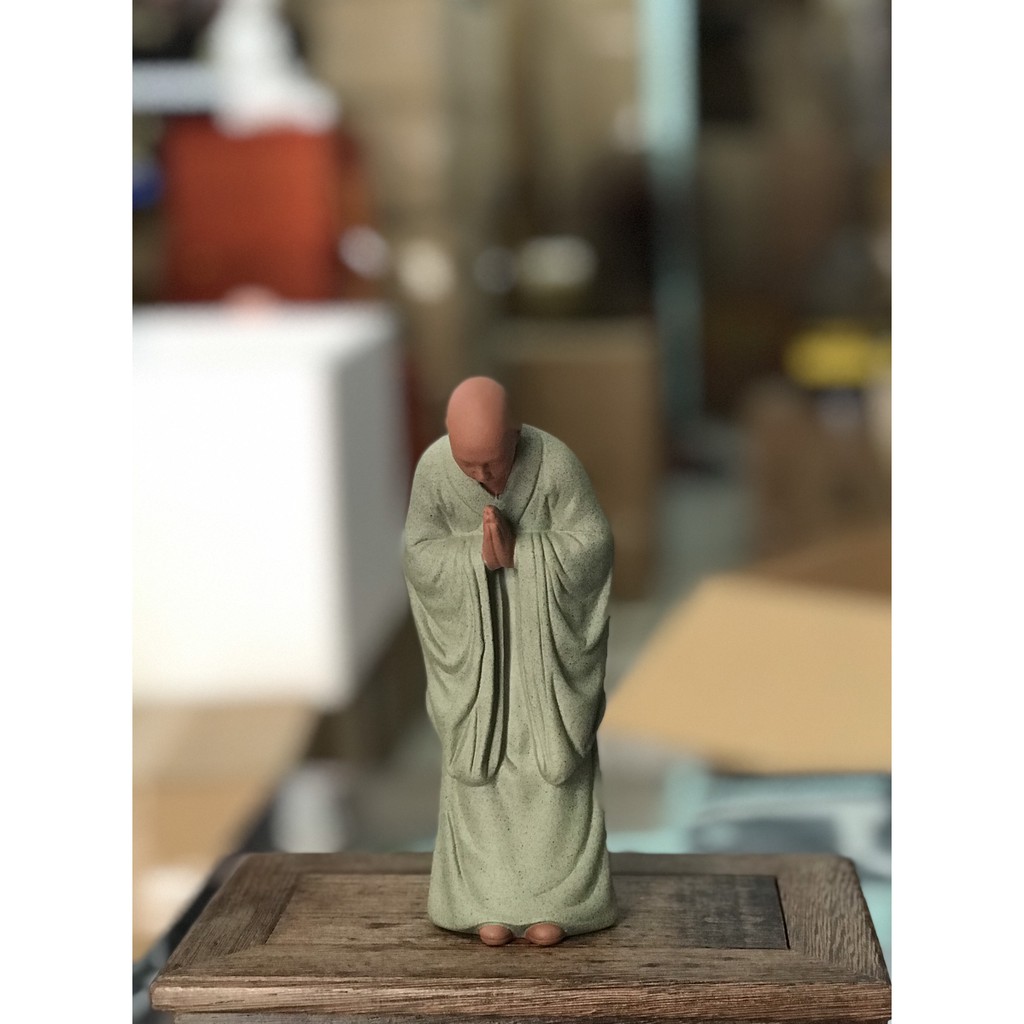 Tượng tăng nhân nhà sư bái phật