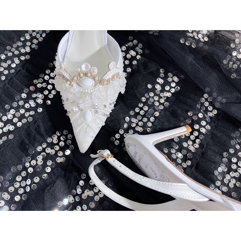 Giày cao gót mũi nhọn quai hậu đính đá và vải ren phong cách hoàng gia thương hiệu Rene Caovilla da thật cao cấp