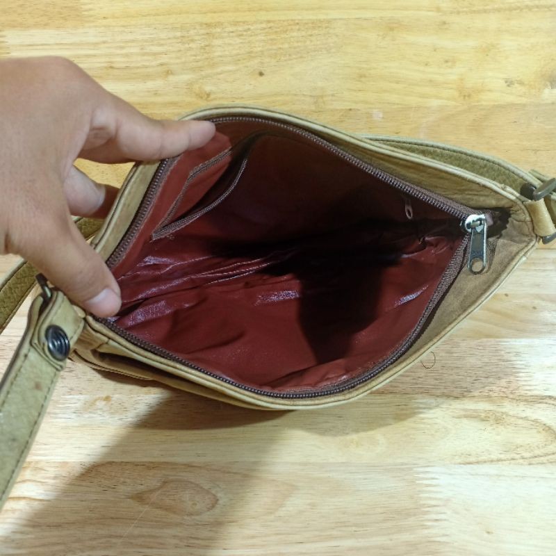 Túi đeo chéo da lạ secondhand  220807