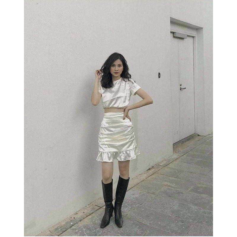 Set Đồ PARTY SET gồm áo croptop và chân váy xếp li tầng tôn vòng 3 - áo sau lưng gài nút và thắt nơ tạo điểm nhấn