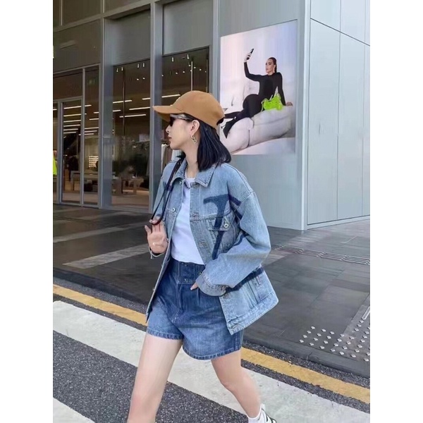 Áo khoác denim in chữ V của Valentino phối đồ trẻ trung phong cách đơn giản