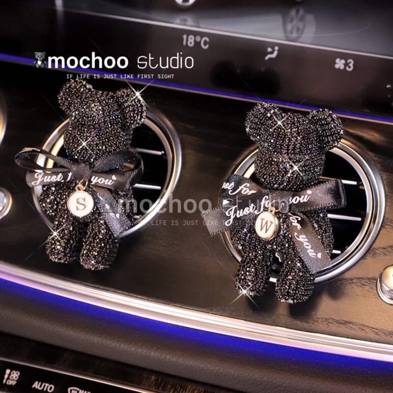 Cài Cửa Gió Ô tô Nước Hoa Oto Gấu Mochoo Studio Gấu Đính Đá Bản Siêu Phụ Kiện Trang Trí Xe Hơi Cao Cấp