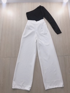 Set áo lệch vai đen, phối quần loe