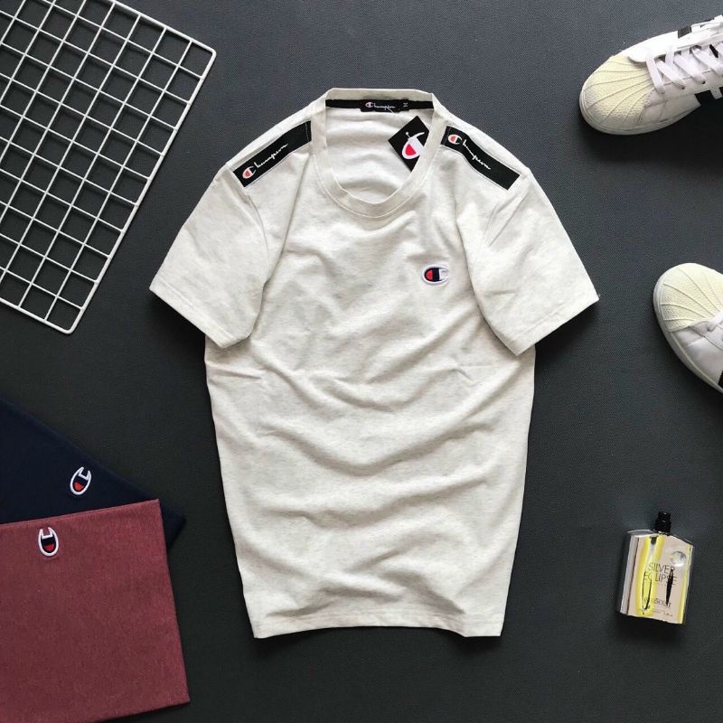 Áo thun cổ tròn thun cotton.