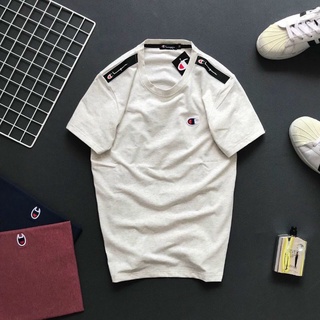 Áo thun cổ tròn thun cotton.