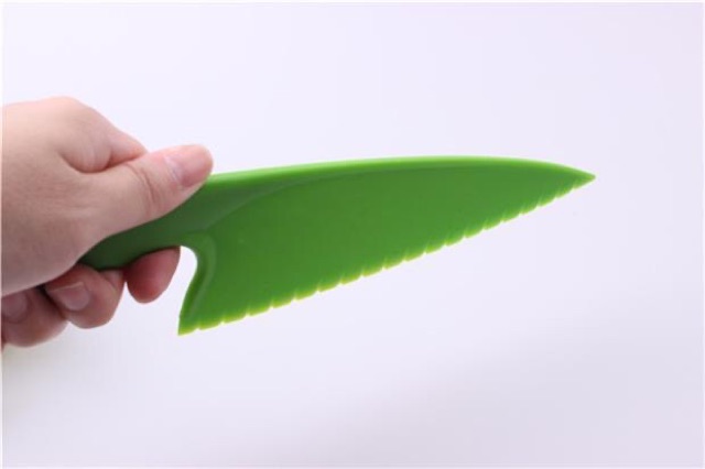 Dao nhựa cắt bánh