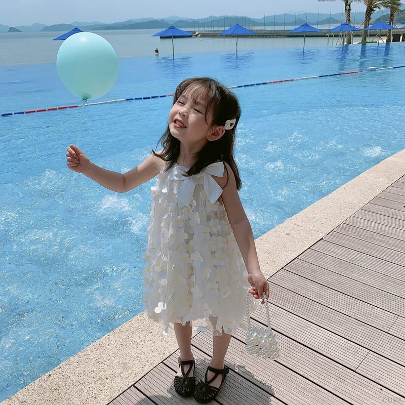Đầm trắng không tay phối cánh hoa phong cách công chúa cho bé gái