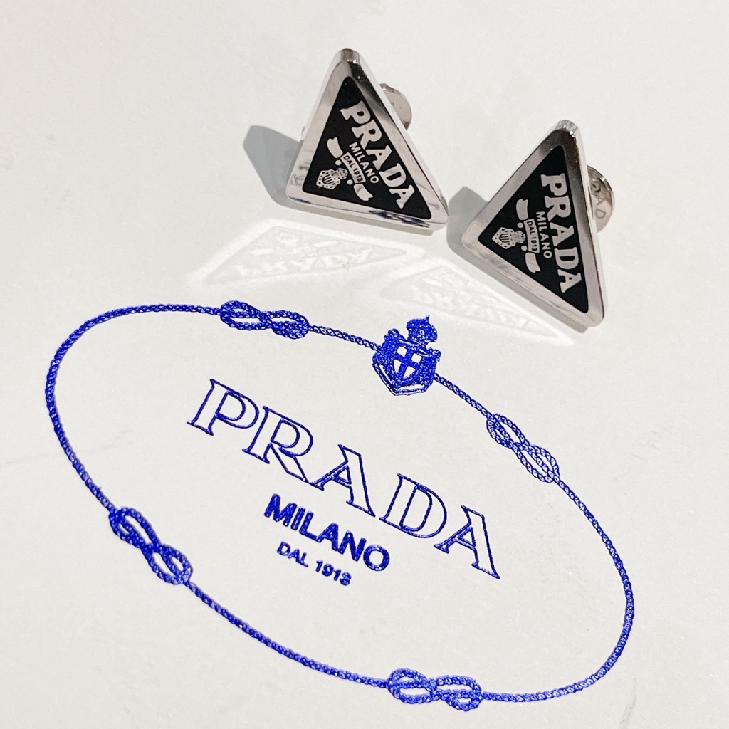 Khuyên tai hình logo thương hiệu Prada sành điệu