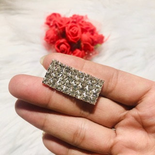 Cài áo đính đá chữ nhật. kt 1,5 x 3cm