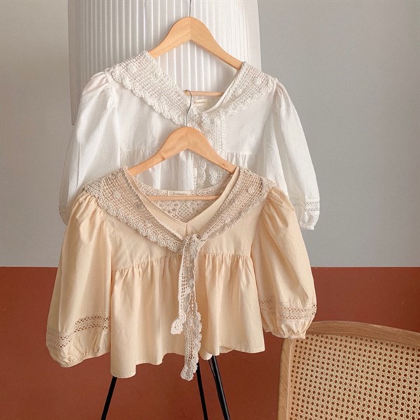 Áo blouse dáng bbd crop, cổ V, lưng len móc, có 2 vạt vắt lên trước, tay bồng pha ren choose u 3 plus 873 (2m)