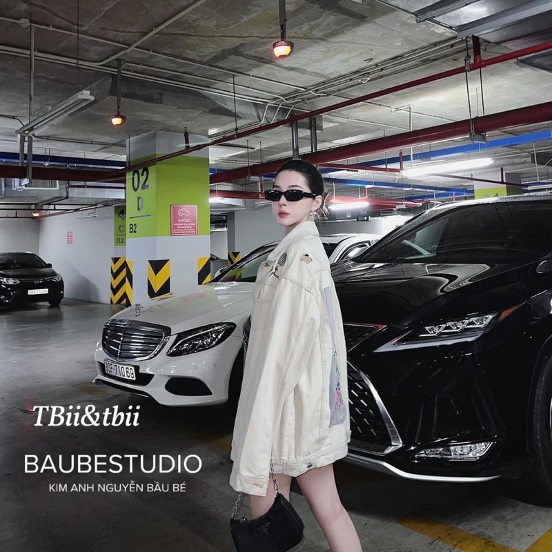 Áo khoác jean trắng hình thêu chuẩn Bầu Bé