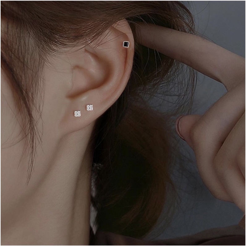 1 đôi bông tai mini đính đá xinh xắn