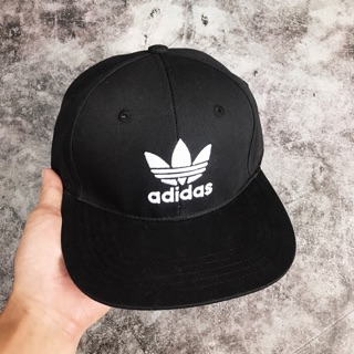 Snapback đen logo thêu