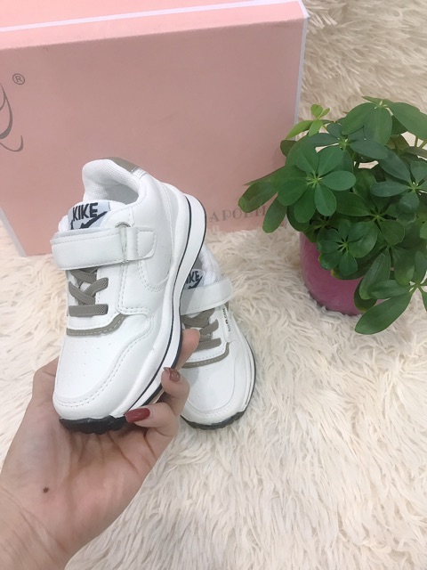 Giầy thể thao cho be trai , gái