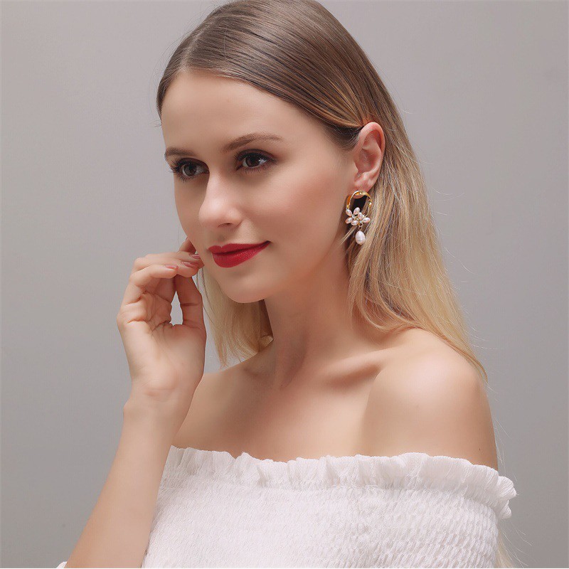 Hoa Tai Dáng Dài Đính Ngọc Trai Phong Cách Retro