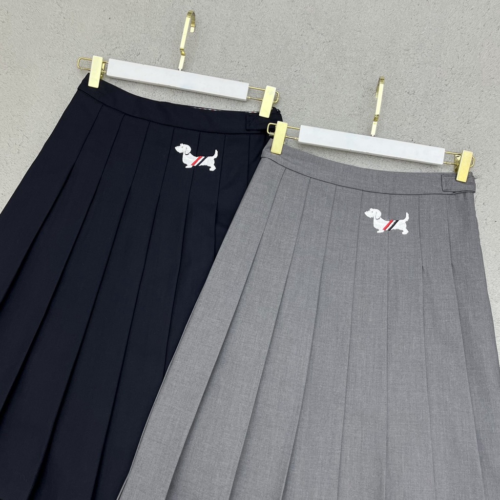 Chân váy nữ thời trang cao cấp Thom Browne thiết kế xếp ly trẻ trung, họa tiết thêu chú cún nhỏ tinh tế