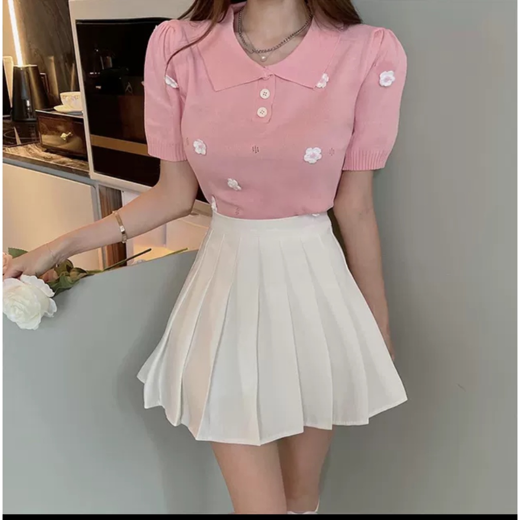 Áo croptop len có cổ kèm hoa nhí được thêu trên áo