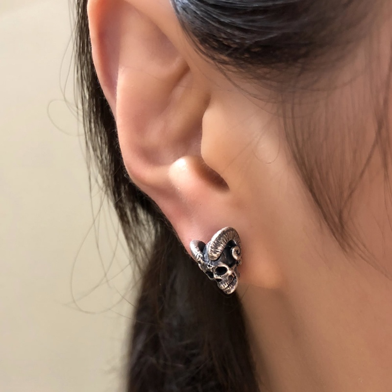 Khuyên tai hình đầu lâu và sừng dê độc đáo