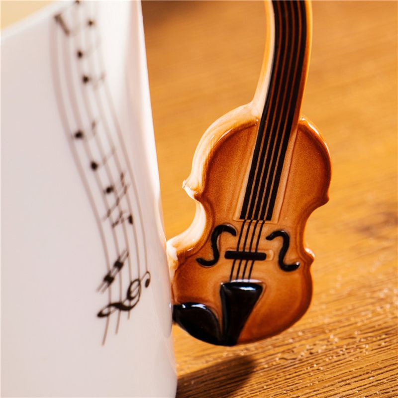 Cốc gốm có tay cầm hình đàn violin độc đáo
