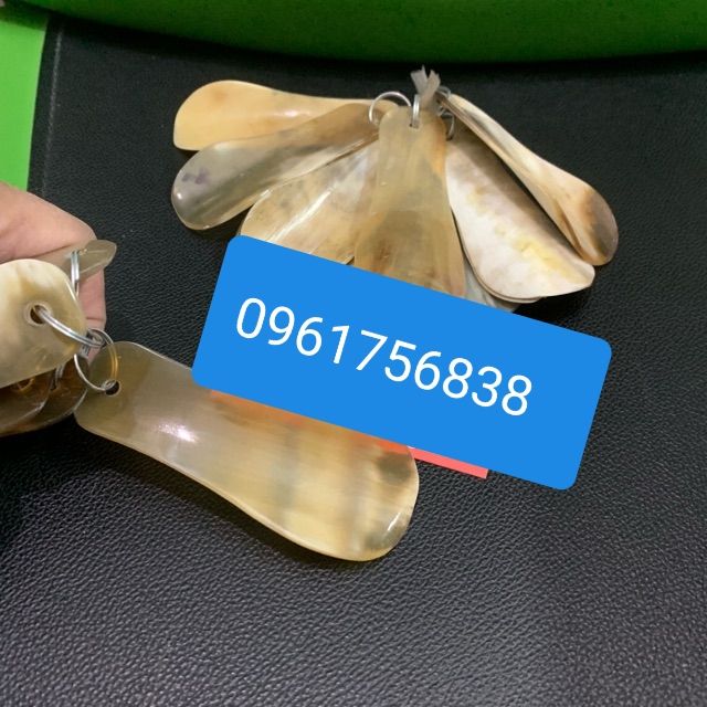 Đón gót giày  được làm từ sừng bò tạo thành móc chìa khóa tiện lợi khi sử dụng