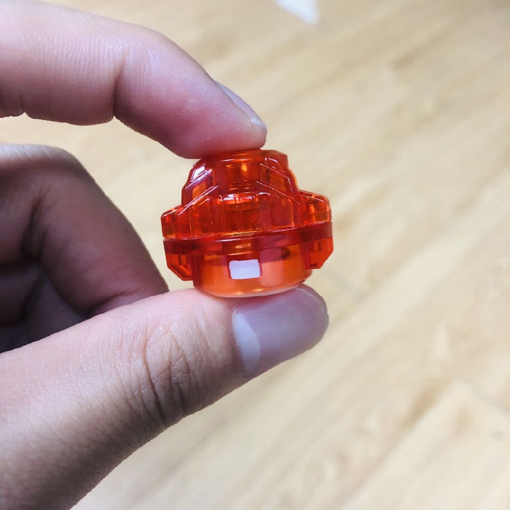 Con Quay Beyblade Màu Đỏ Không Có Điều Khiển Từ Xa