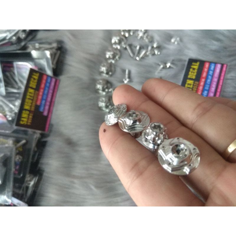 Ốc salaya inox 304 5li đầu phay nhuyễn,