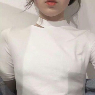 Áo croptop cut-out cổ