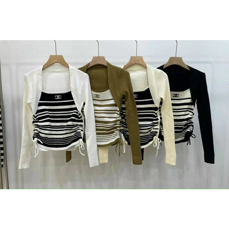 Áo len dài tay cổ vuông rút sườn, phối kẻ chữ X thêu sắc nét