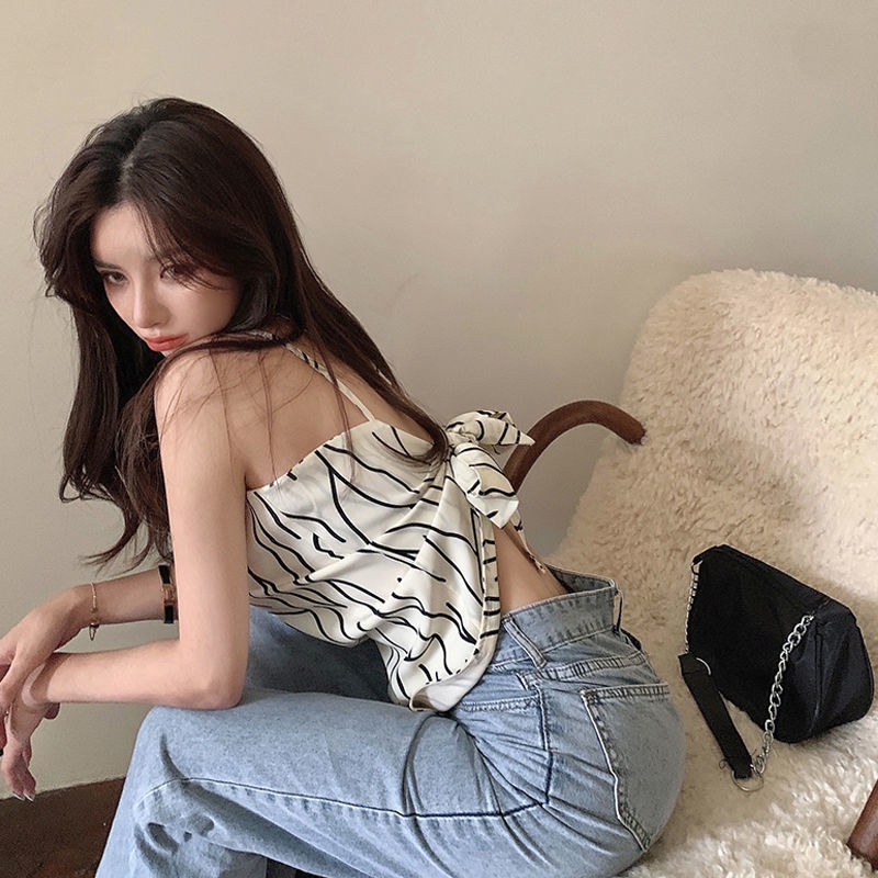 Áo Hai Dây Phối Hàng Nút Kiểu Dáng Quyến Rũ