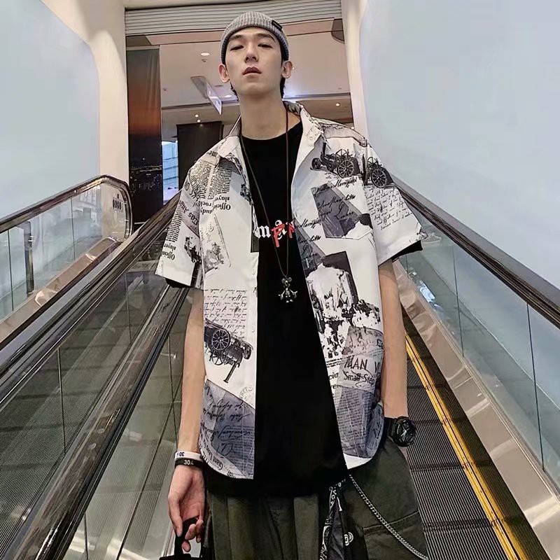 Áo sơ mi tay ngắn họa tiết tờ báo màu trắng đen phong cách hip hop thời trang cho nam