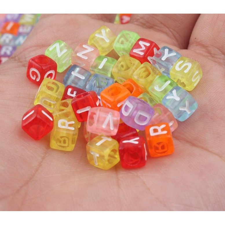 Set 100 hạt vuông 6mm 26 chữ cái nhiều màu sắc dùng để làm đồ trang sức thủ công