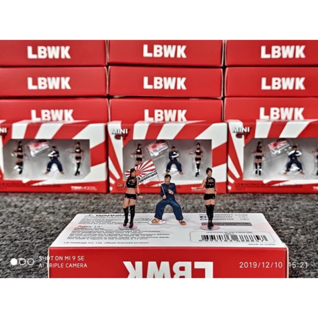 Mô Hình Nhân Vật Figure Mr.Kato &amp; Show Girls Type A 1:64 MiniGT ( 3 Figure + cầm cờ )