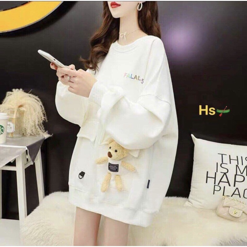 Áo Nỉ dài tay dáng rộng, mặc được thành dạng áo váy có đính kèm em gấu đáng yêu, có 2 màu đen và trắng