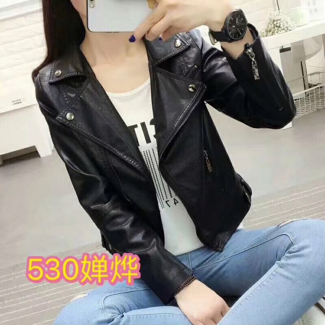 Áo khoác da mang ôhng cách khoe khoắn,chất da mềm,dày kết hợp với quần jean hoặc chân váy là sự lựa chọn hoàn hảo đấy a.
